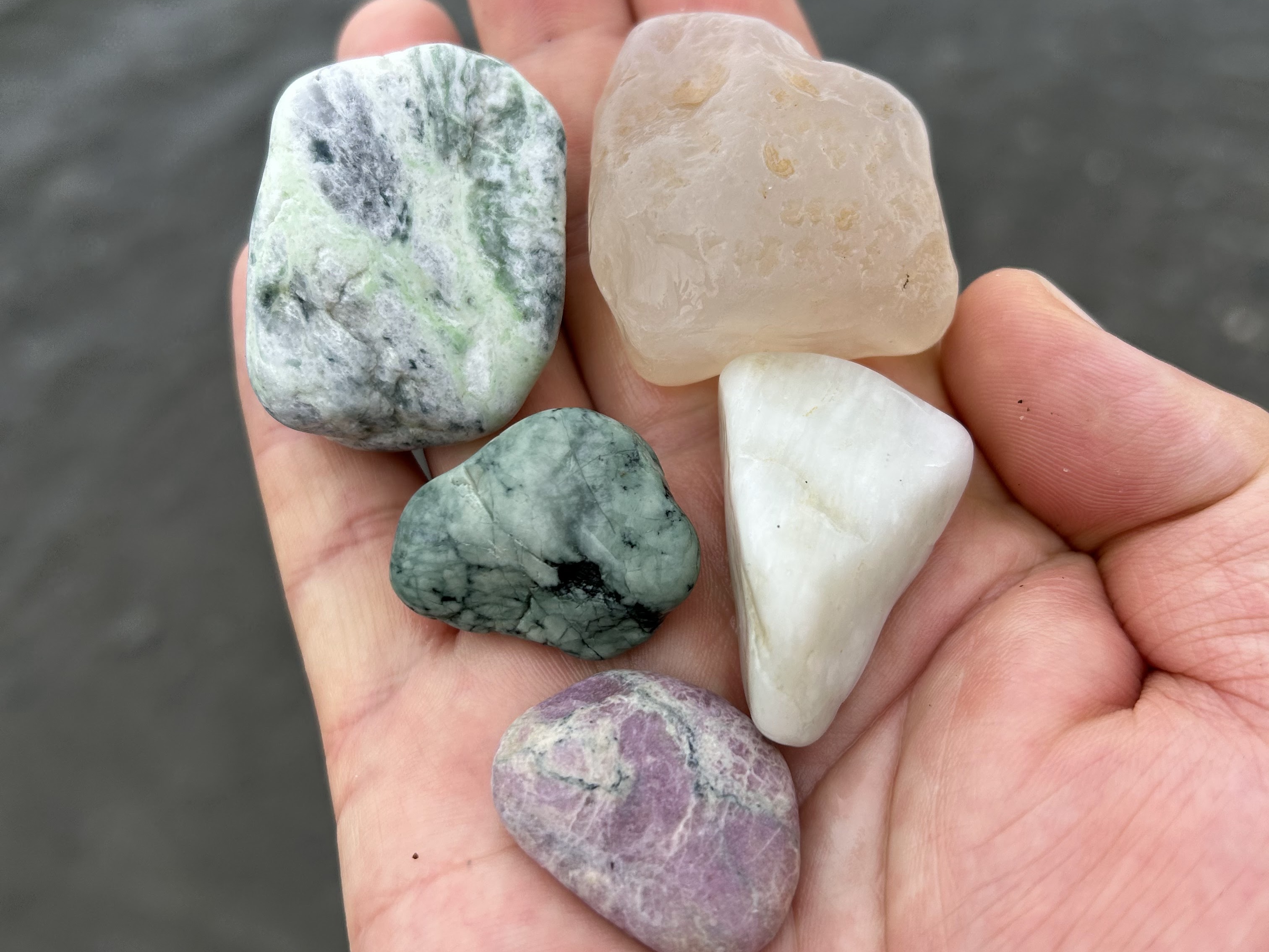 ヒスイ？キツネ石？1番分かりやすい見分け方の解説記事